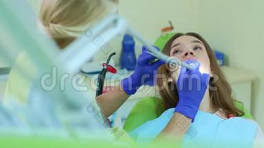 口腔医生使用高速牙钻。 牙痛治疗